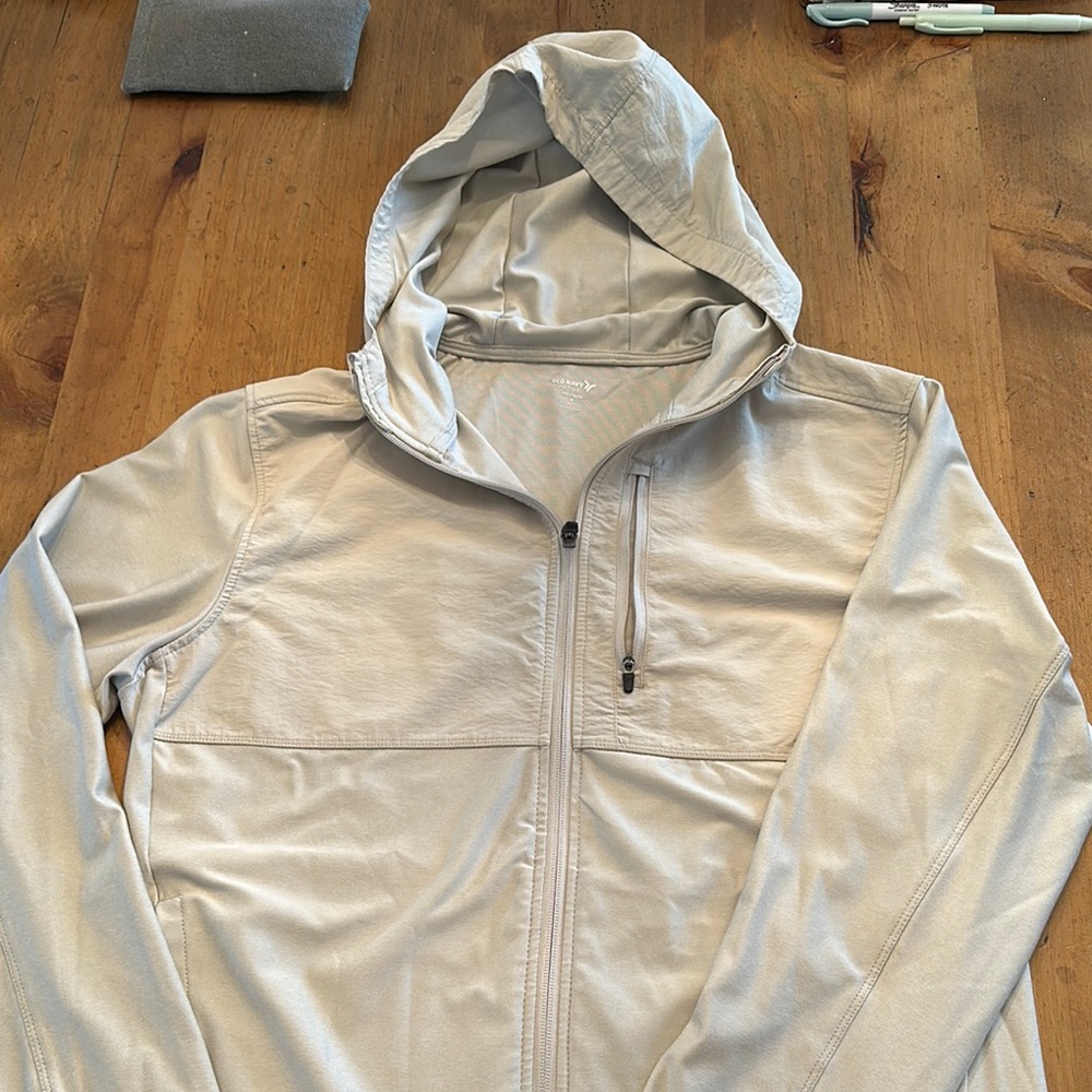 Men’s Old Navy zip up jacket with hood

Light beige 
Size Medium